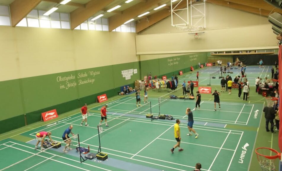 Zawodnicy badmintona na korcie podczas turnieju.