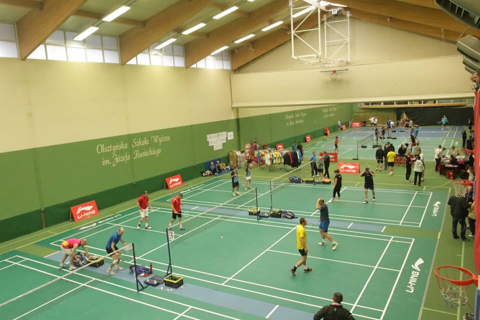 Zawodnicy badmintona na korcie podczas turnieju.