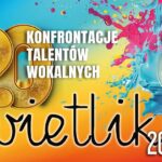 Młodzi wokaliści na scenie podczas konkursu.