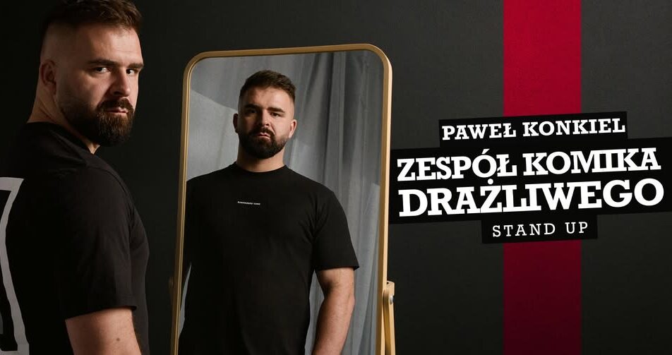 Paweł Konkiel podczas występu stand-upowego