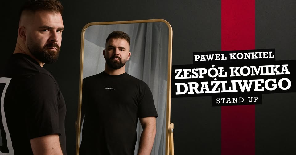 Paweł Konkiel podczas występu stand-upowego