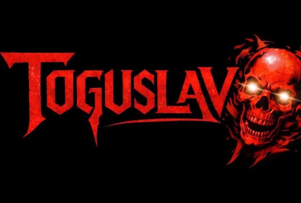 Plakat koncertu Double Attack Tour 2026 z nazwami zespołów Toguslav i Maga oraz terminem wydarzenia w Suwałkach