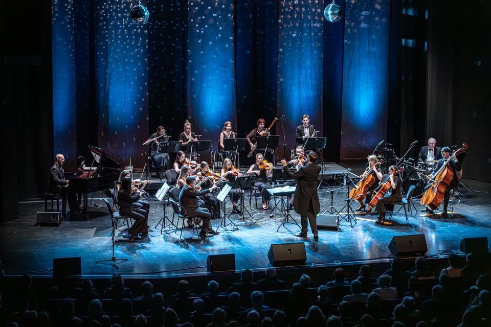 Koncert sylwestrowy - Walc, szampan i wielkie przeboje Koncert sylwestrowy „Walc, szampan i wielkie przeboje”