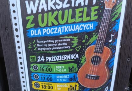 Warsztaty z ukulele dla początkujących w trzech grupach wiekowych Plakat warsztatów z ukulele dla dzieci, młodzieży i dorosłych